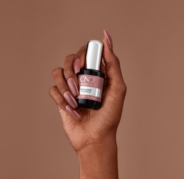 431431_CND22-PLEXIGEL-DIGITAL-BOTTLE-HANDS-MILKYMAUVE-0867-Crop__29900-min