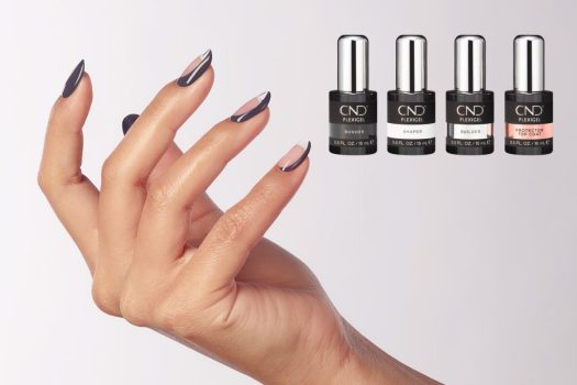 Mano de mujer con construcción de uñas en Plexigel