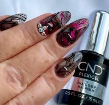 Mujer que luce uñas construidas con Plexigel de CND